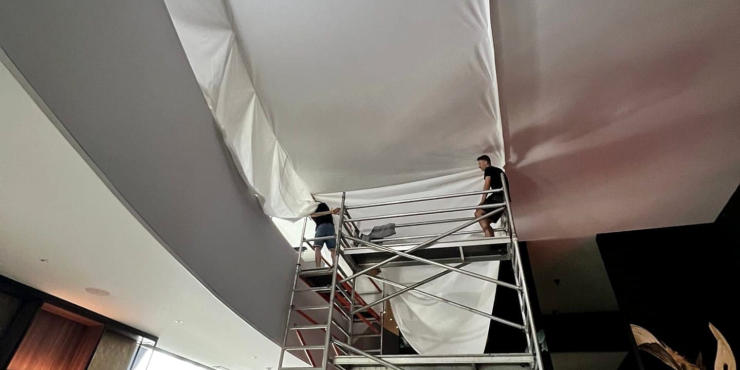 Plafond afwerken na isolatie: gipsplaat of spanplafond?