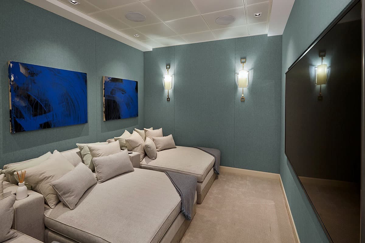 Donker spanplafond met spots in een thuisbioscoop
