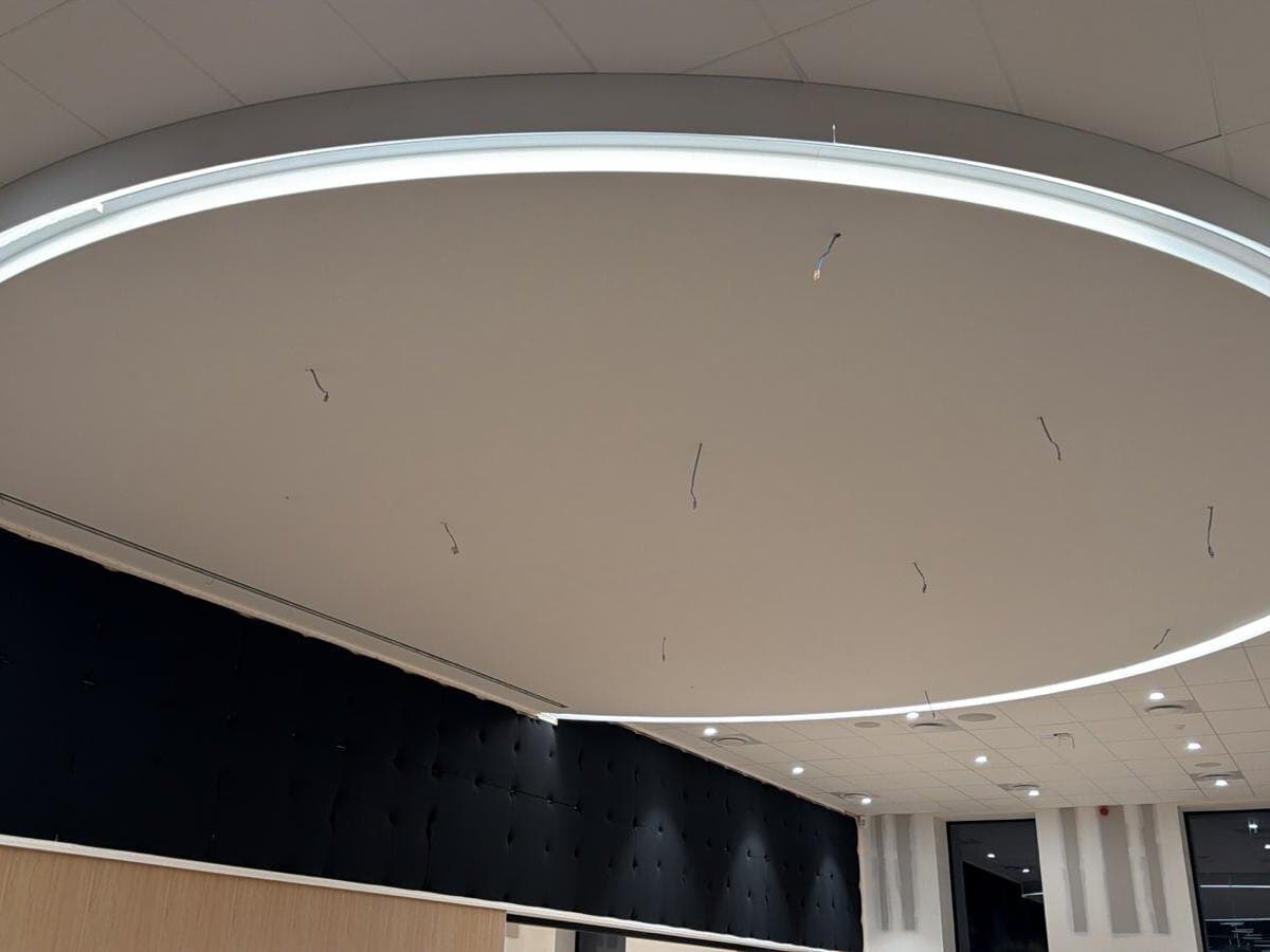 Zwevend kroonlijstplafond — installed and finished