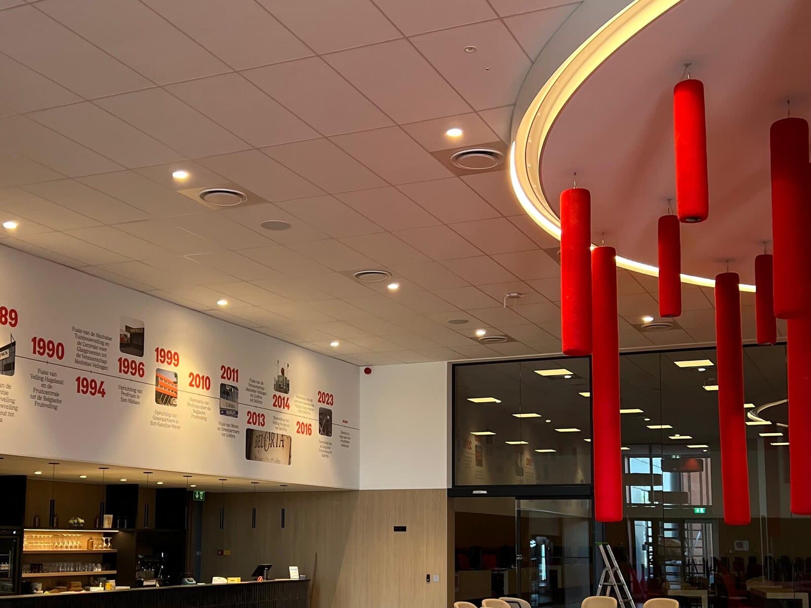 Zwevend kroonlijstplafond — the finished space