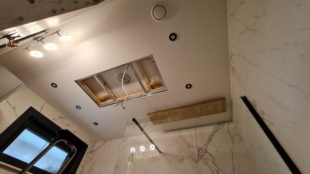 geïnstaleerd spanplafond steylaerts badkamer